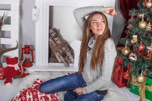 Affascinante ragazza in un interno di Natale con albero — Foto Stock