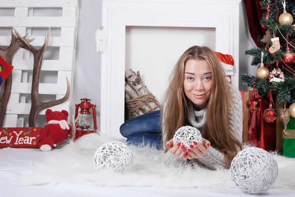 Affascinante ragazza in un interno di Natale con albero — Foto Stock