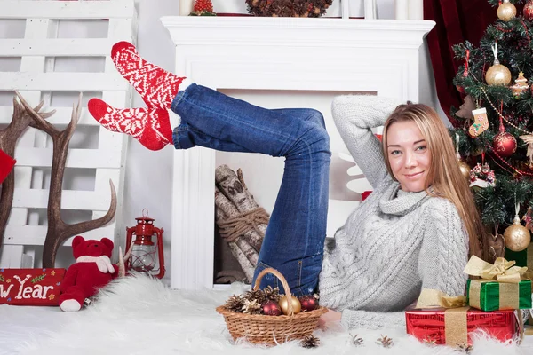 Affascinante ragazza in un interno di Natale con albero — Foto Stock