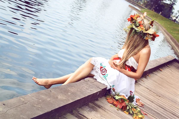 Söt flicka på naturen i höst kransen av löv — Stockfoto