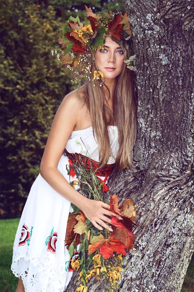 잎의가 화 환에 자연에 귀여운 여자 — 스톡 사진