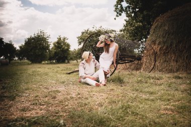 Köyde düğün doğa erkek ve kadın yürü