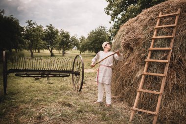Köyde düğün doğa erkek ve kadın yürü