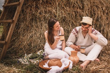 Köyde düğün doğa erkek ve kadın yürü