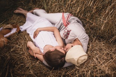 Köyde düğün doğa erkek ve kadın yürü