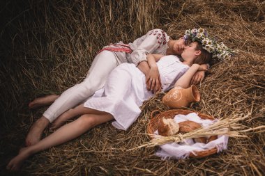 Köyde düğün doğa erkek ve kadın yürü