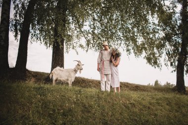 Köyde düğün doğa erkek ve kadın yürü