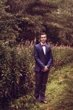 Doğa düğün ormanda ve kulakları ile alanına yürüyor