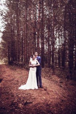 Doğa düğün ormanda ve kulakları ile alanına yürüyor