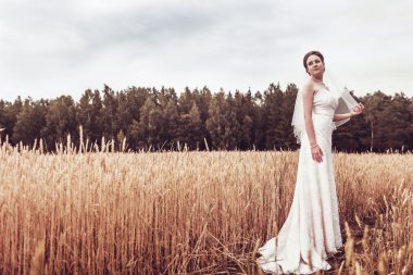 Doğa düğün ormanda ve kulakları ile alanına yürüyor