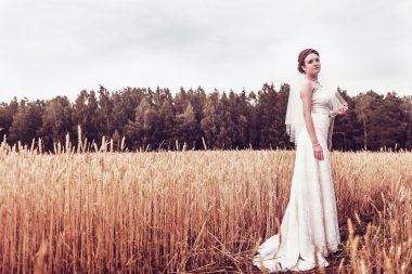 Doğa düğün ormanda ve kulakları ile alanına yürüyor