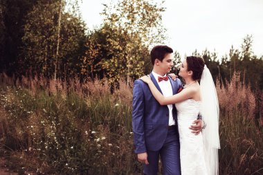 Doğa düğün ormanda ve kulakları ile alanına yürüyor