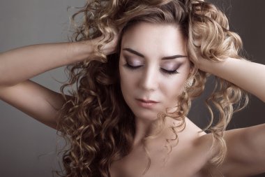 Graybackground güzel kadın modeli portresi