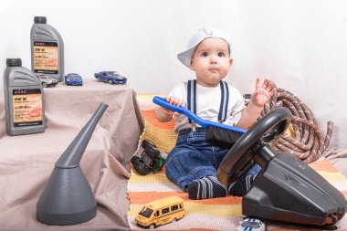 Evdeki küçük çocuk arabada oynuyor. Seyahat. Araba Tamiri .
