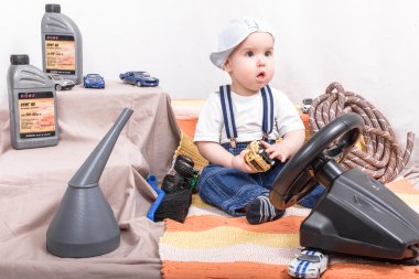 Evdeki küçük çocuk arabada oynuyor. Seyahat. Araba Tamiri .