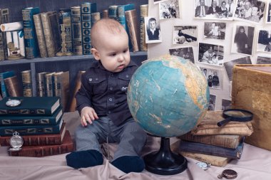 Küçük çocuk bilim kitapları arasında bardaklarda