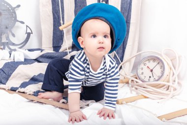 Bir denizci deniz iç kağıt tekne ile küçük bir çocuk