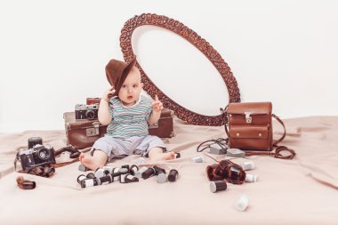 Küçük bebek fotoğrafçı ile bir fotoğraf makinesi ve fotoğraf filmi