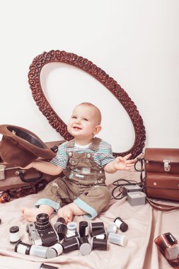 Küçük bebek fotoğrafçı ile bir fotoğraf makinesi ve fotoğraf filmi