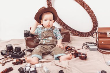 Küçük bebek fotoğrafçı ile bir fotoğraf makinesi ve fotoğraf filmi