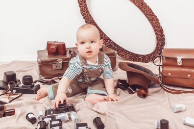 Küçük bebek fotoğrafçı ile bir fotoğraf makinesi ve fotoğraf filmi