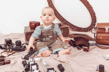 Küçük bebek fotoğrafçı ile bir fotoğraf makinesi ve fotoğraf filmi