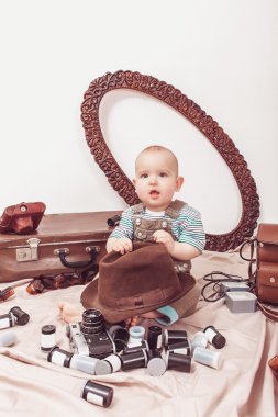 Küçük bebek fotoğrafçı ile bir fotoğraf makinesi ve fotoğraf filmi