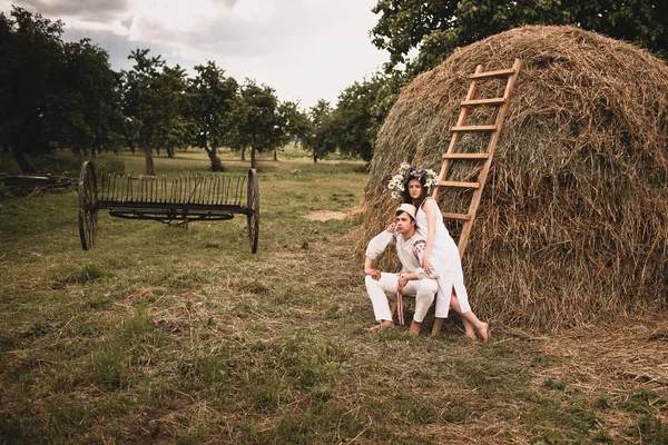 남자와 여자는 마에서 결혼식의 본질에 도보 — 스톡 사진
