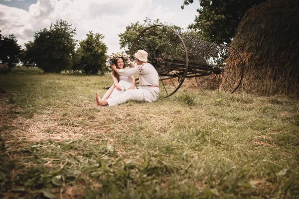 Homem e mulher caminham sobre a natureza do casamento na aldeia — Fotografia de Stock