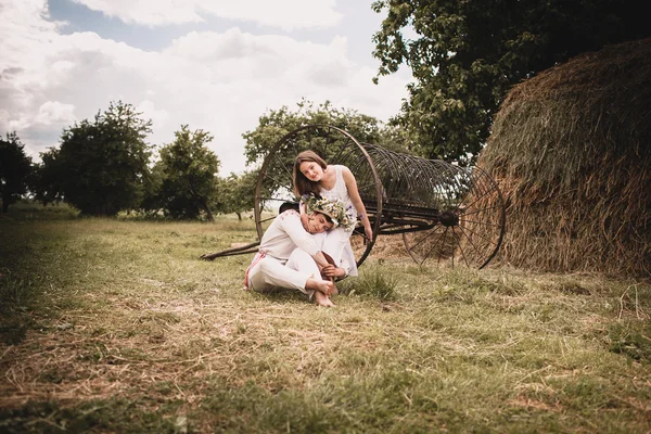 L'uomo e la donna camminano sulla natura delle nozze nel villaggio — Foto Stock