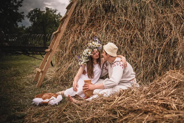 Homem e mulher caminham sobre a natureza do casamento na aldeia — Fotografia de Stock