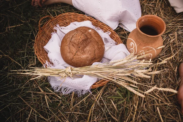 Eski sürahi ve tahıllar niteliğine ile ev yapımı ekmek — Stok fotoğraf