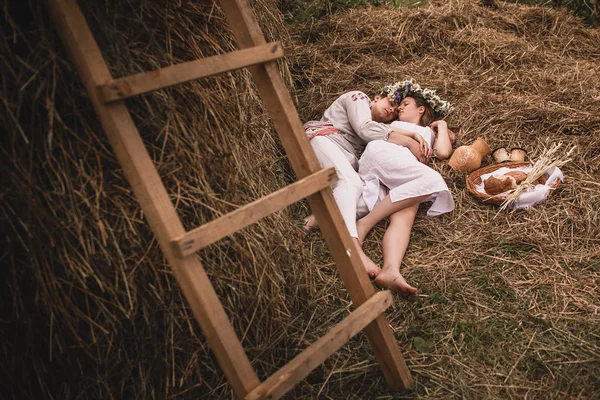 L'uomo e la donna camminano sulla natura delle nozze nel villaggio — Foto Stock