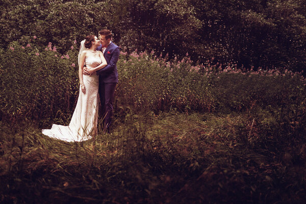 Свадебная природа прогулки в лесу и в поле с ушами
