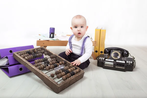 Junge spielt mit Abakus — Stockfoto