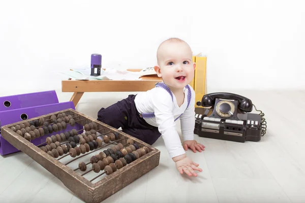 Menino brincando com ábaco — Fotografia de Stock