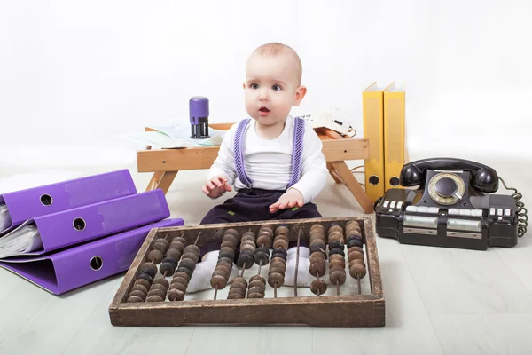 Menino brincando com ábaco — Fotografia de Stock