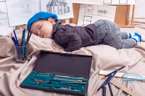 Chico fingiendo ser un trabajador de la construcción — Foto de Stock