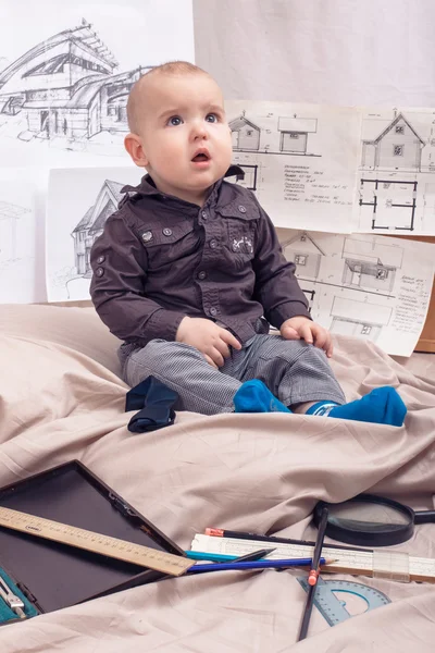 Menino fingindo ser um trabalhador da construção civil — Fotografia de Stock