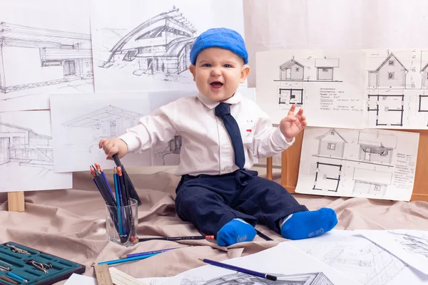 Junge gibt sich als Bauarbeiter aus — Stockfoto