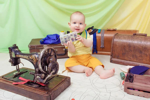 Vestitini baby designer con macchina da cucire, filo e forbici — Foto Stock