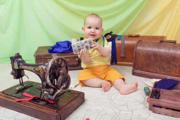 Little baby designer clothes with a sewing machine , thread and scissors — Stock Photo, Image