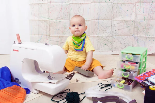 Malé dětské značkové oblečení s šicí stroj, vlákno a nůžky — Stock fotografie
