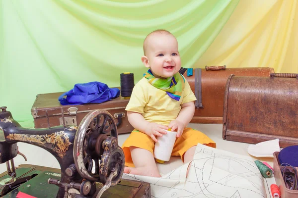 Małe dziecko ubrania z maszyna do szycia, nici i nożyczki — Zdjęcie stockowe