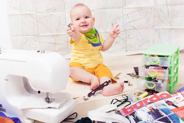 Pequeña ropa de diseño de bebé con una máquina de coser, hilo y tijeras — Foto de Stock