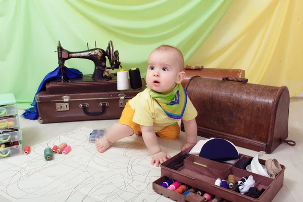 Roupas de bebê com uma máquina de costura, linha e tesoura — Fotografia de Stock