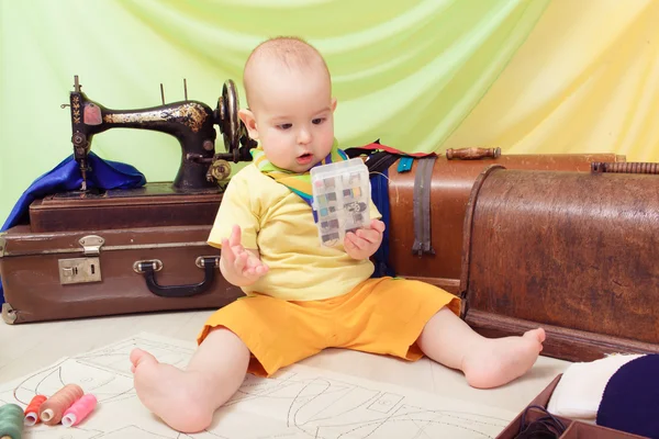 Baby-Designerklamotten mit Nähmaschine, Garn und Schere — Stockfoto