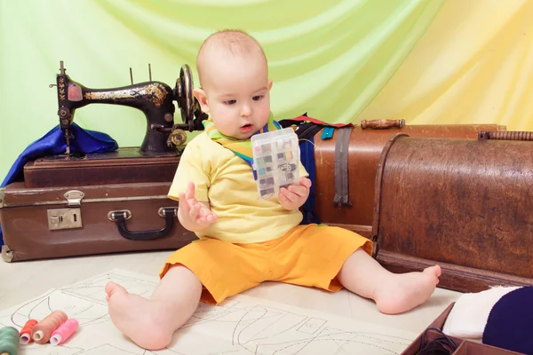 Vestitini baby designer con macchina da cucire, filo e forbici — Foto Stock