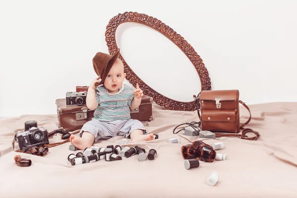 Małe dziecko fotograf z aparatu i kliszy — Zdjęcie stockowe