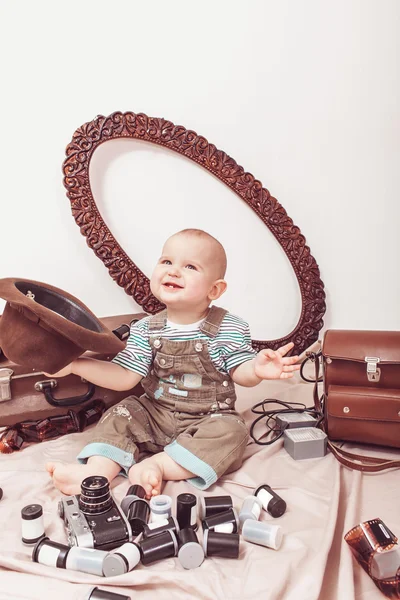 Küçük bebek fotoğrafçı ile bir fotoğraf makinesi ve fotoğraf filmi